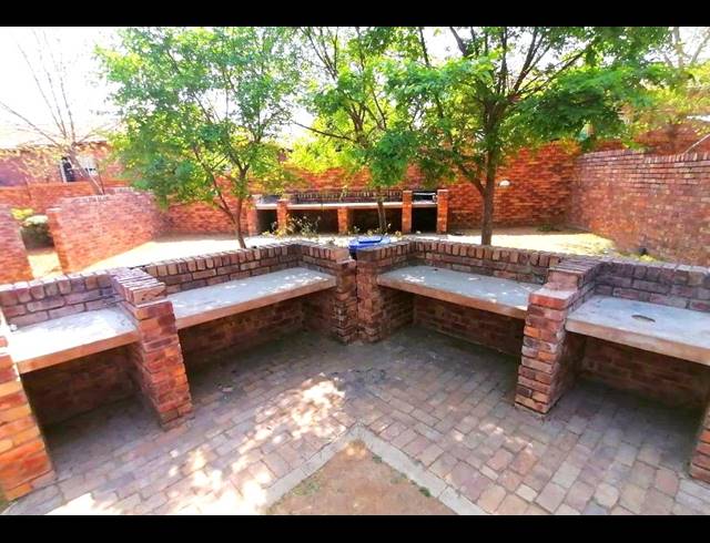 2 bed property to rent in ROOIHUISKRAAL NORTH